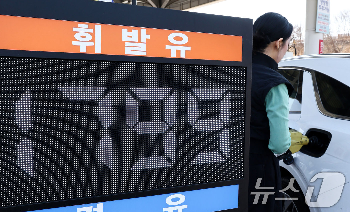 (서울=뉴스1) 최지환 기자 = 석유제품 최고가격제 시행 첫날인 13일 서울 서초구 경부고속도로 만남의광장 주유소에서 운전자들이 주유를 하고 있다.최고가격제는 정유사가 주유소와 대 …