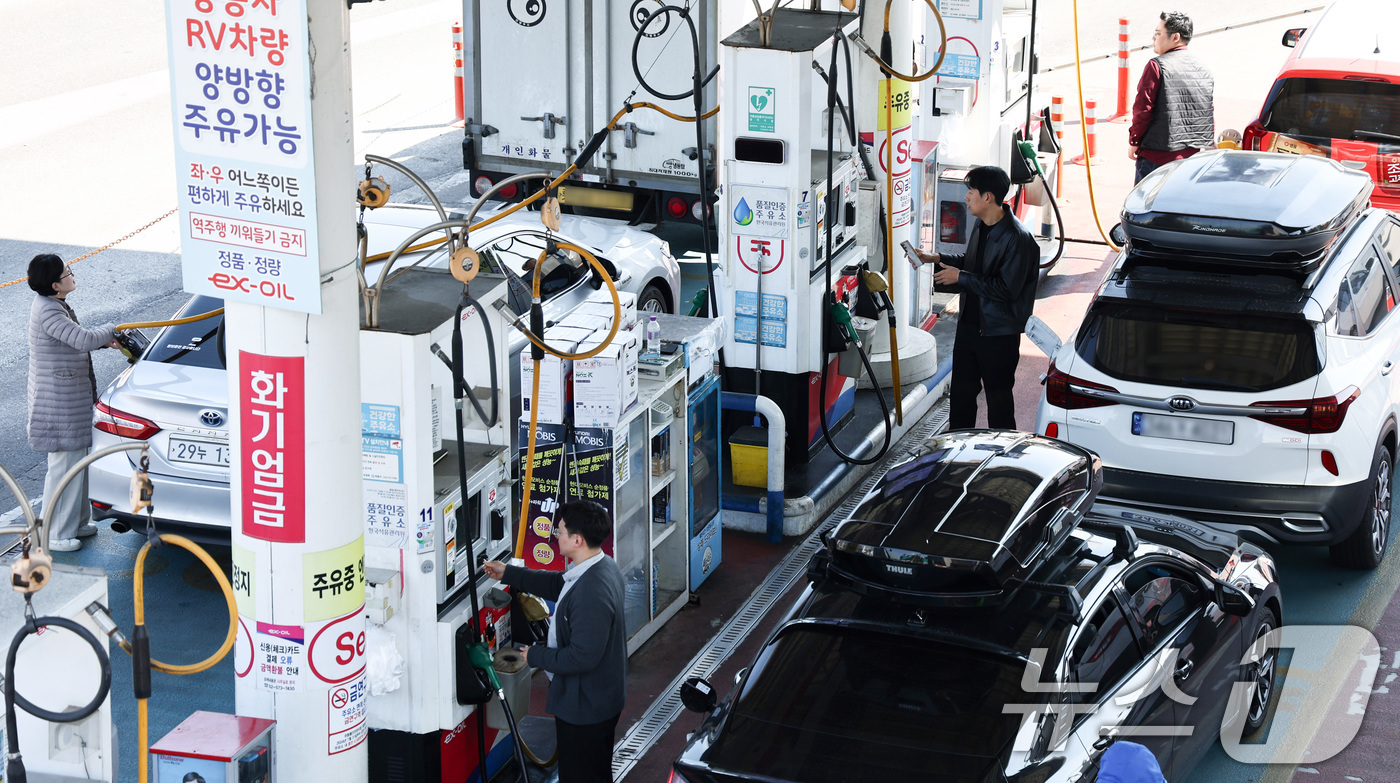 (서울=뉴스1) 최지환 기자 = 석유제품 최고가격제 시행 첫날인 13일 서울 서초구 경부고속도로 만남의광장 주유소가 주유 차량으로 북적이고 있다.최고가격제는 정유사가 주유소와 대리 …