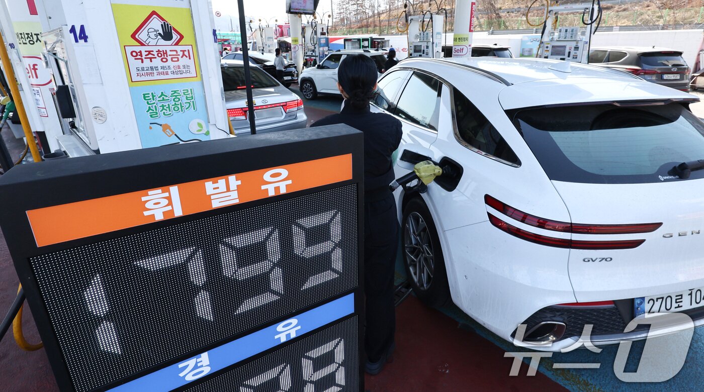 본문 이미지 - 석유제품 최고가격제 시행 첫날인 13일 서울 서초구 경부고속도로 만남의광장 주유소가 주유 차량으로 북적이고 있다. 2026.3.13 ⓒ 뉴스1 최지환 기자