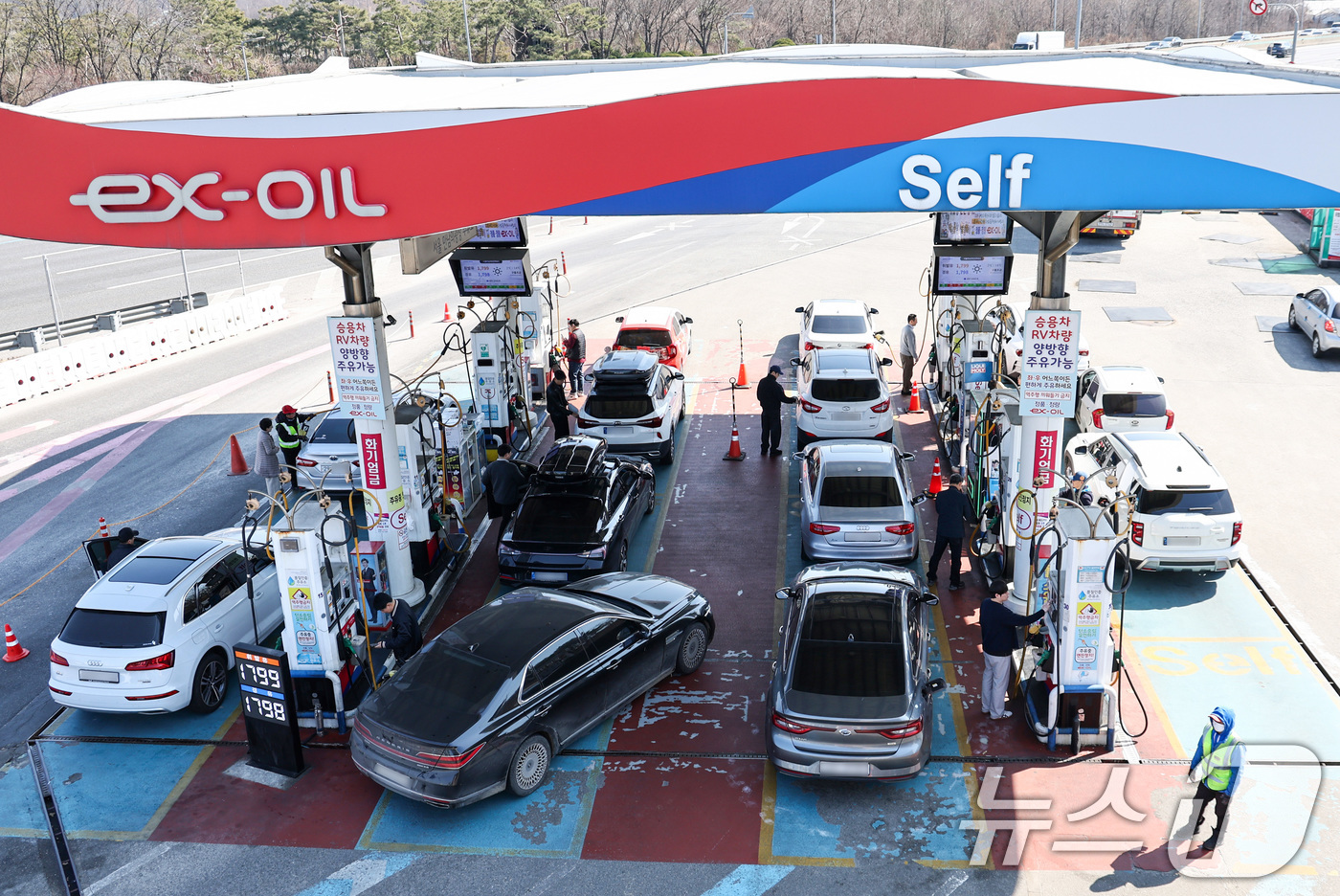 (서울=뉴스1) 최지환 기자 = 석유제품 최고가격제 시행 첫날인 13일 서울 서초구 경부고속도로 만남의광장 주유소가 주유 차량으로 북적이고 있다.최고가격제는 정유사가 주유소와 대리 …