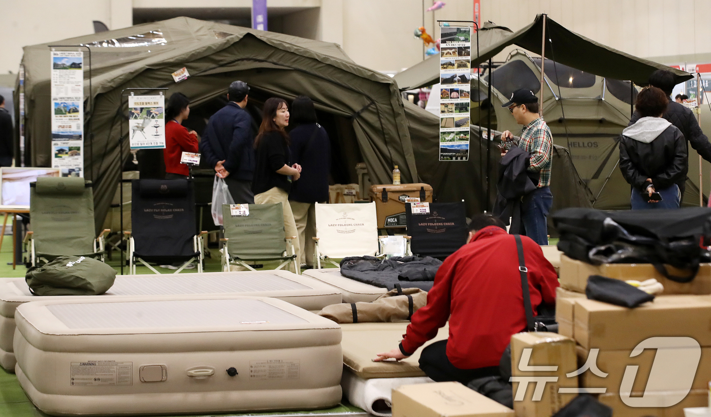 (부산=뉴스1) 윤일지 기자 = 13일 부산 해운대구 벡스코 제1전시장에서 열린 '2026 부산 캠핑·레저차량 박람회'에서 관람객들이 다양한 캠핑 용품을 살펴보고 있다. 2026. …