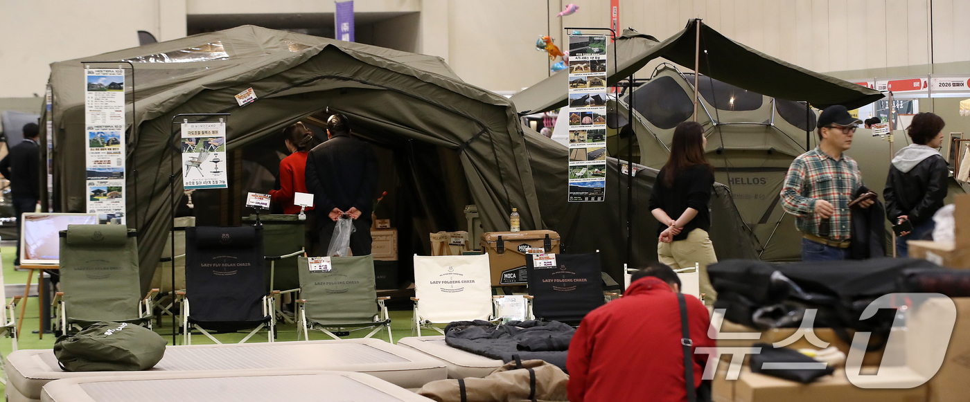 (부산=뉴스1) 윤일지 기자 = 13일 부산 해운대구 벡스코 제1전시장에서 열린 '2026 부산 캠핑·레저차량 박람회'에서 관람객들이 다양한 캠핑 용품을 살펴보고 있다. 2026. …