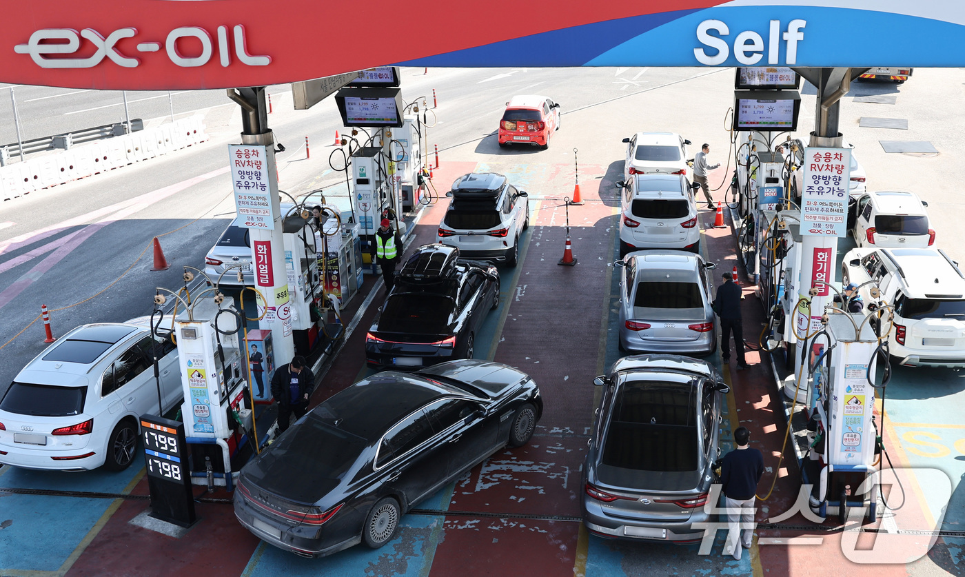 (서울=뉴스1) 최지환 기자 = 석유제품 최고가격제 시행 첫날인 13일 서울 서초구 경부고속도로 만남의광장 주유소가 주유 차량으로 북적이고 있다.최고가격제는 정유사가 주유소와 대리 …