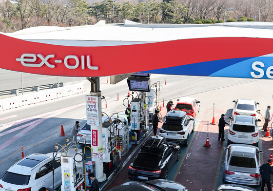 북적이는 저가 주유소