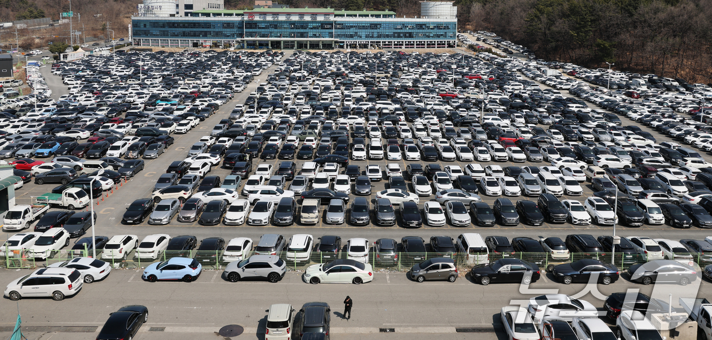 (대전=뉴스1) 김기태 기자 = 중동 전쟁 여파로 국내 휘발유·경유 가격이 연속 상승하며 중고차 시장의 매매가 줄어들고 있는 가운데 13일 대전 중고차 매매단지에 차량이 주차돼 있 …