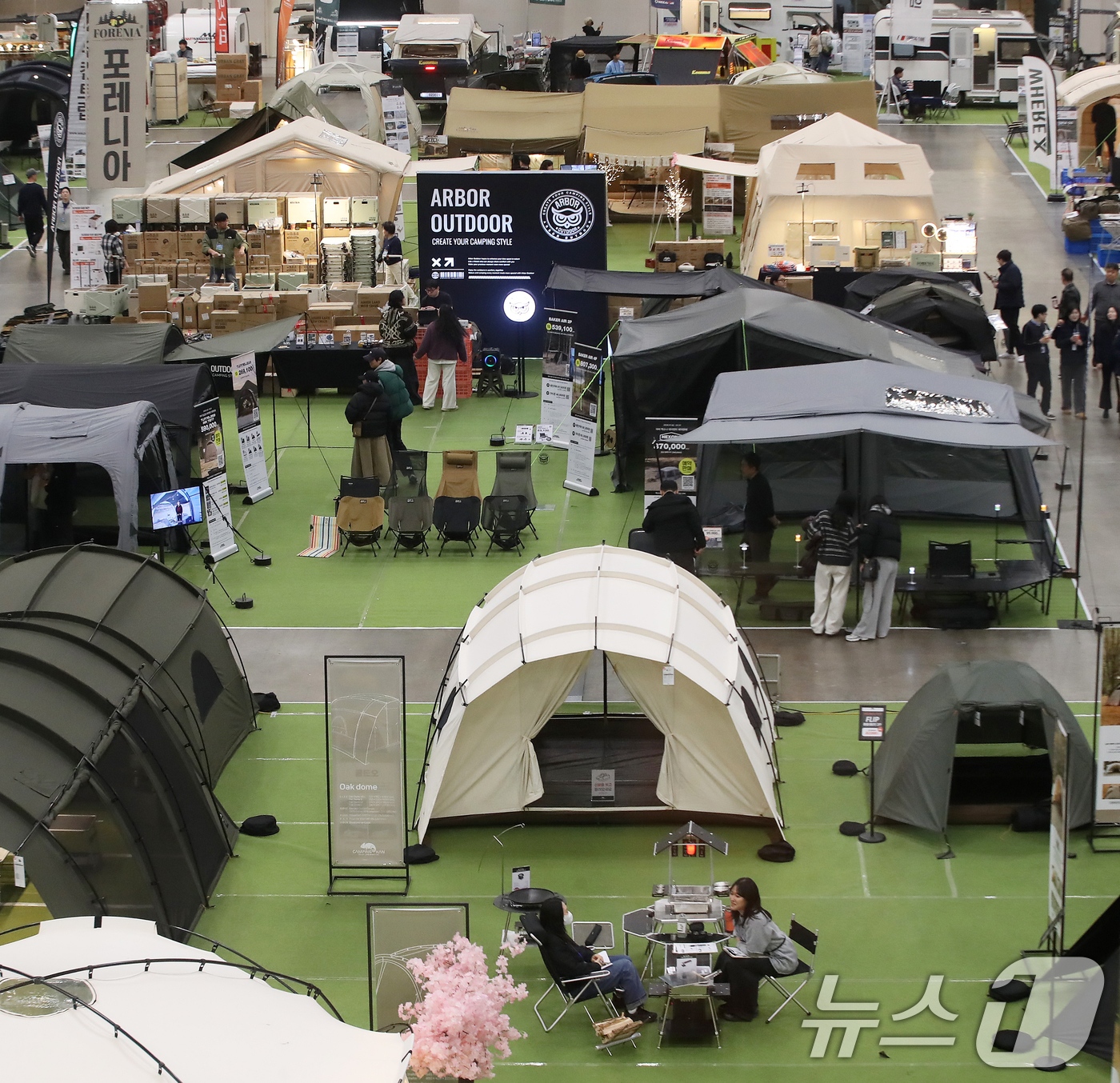 (부산=뉴스1) 윤일지 기자 = 13일 부산 해운대구 벡스코 제1전시장에서 열린 '2026 부산 캠핑·레저차량 박람회'에서 관람객들이 다양한 캠핑 용품을 살펴보고 있다. 2026. …