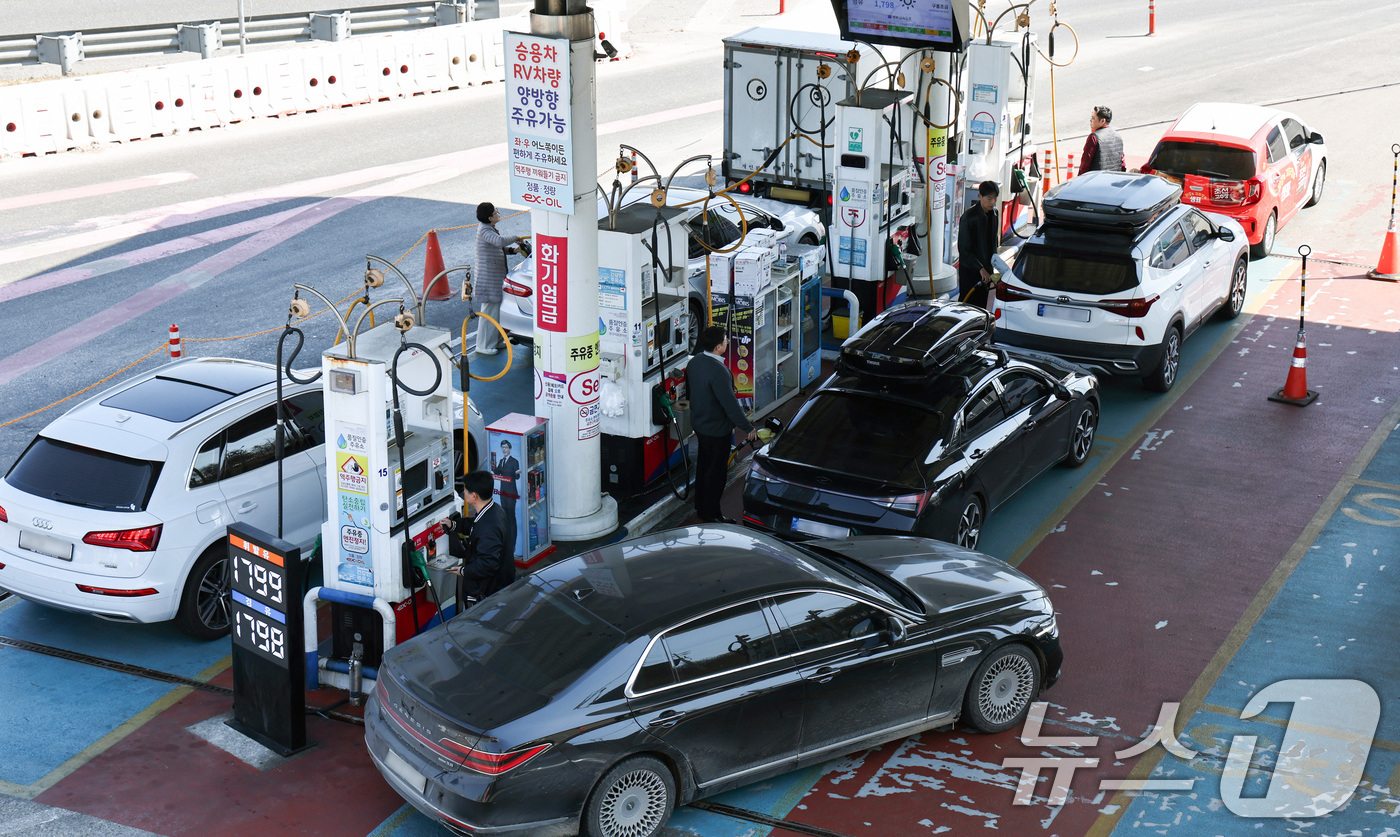 (서울=뉴스1) 최지환 기자 = 석유제품 최고가격제 시행 첫날인 13일 서울 서초구 경부고속도로 만남의광장 주유소가 주유 차량으로 북적이고 있다.최고가격제는 정유사가 주유소와 대리 …