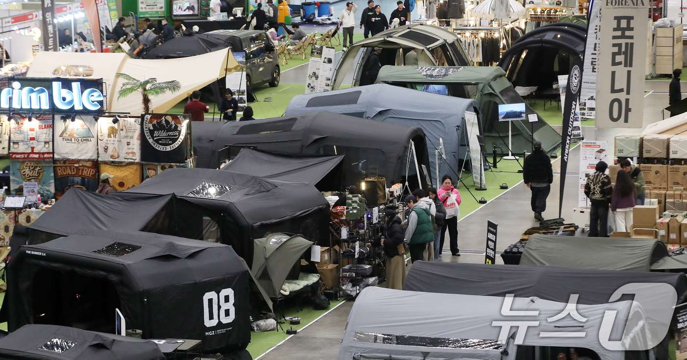 (부산=뉴스1) 윤일지 기자 = 13일 부산 해운대구 벡스코 제1전시장에서 열린 '2026 부산 캠핑·레저차량 박람회'에서 관람객들이 다양한 캠핑 용품을 살펴보고 있다. 2026. …