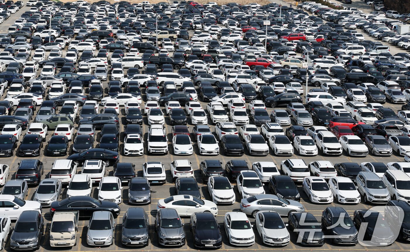 본문 이미지 - 대전 중고차 매매단지에 차량이 주차돼 있다. (사진은 기사 내용과 무관함) / 뉴스1 ⓒ News1 김기태 기자