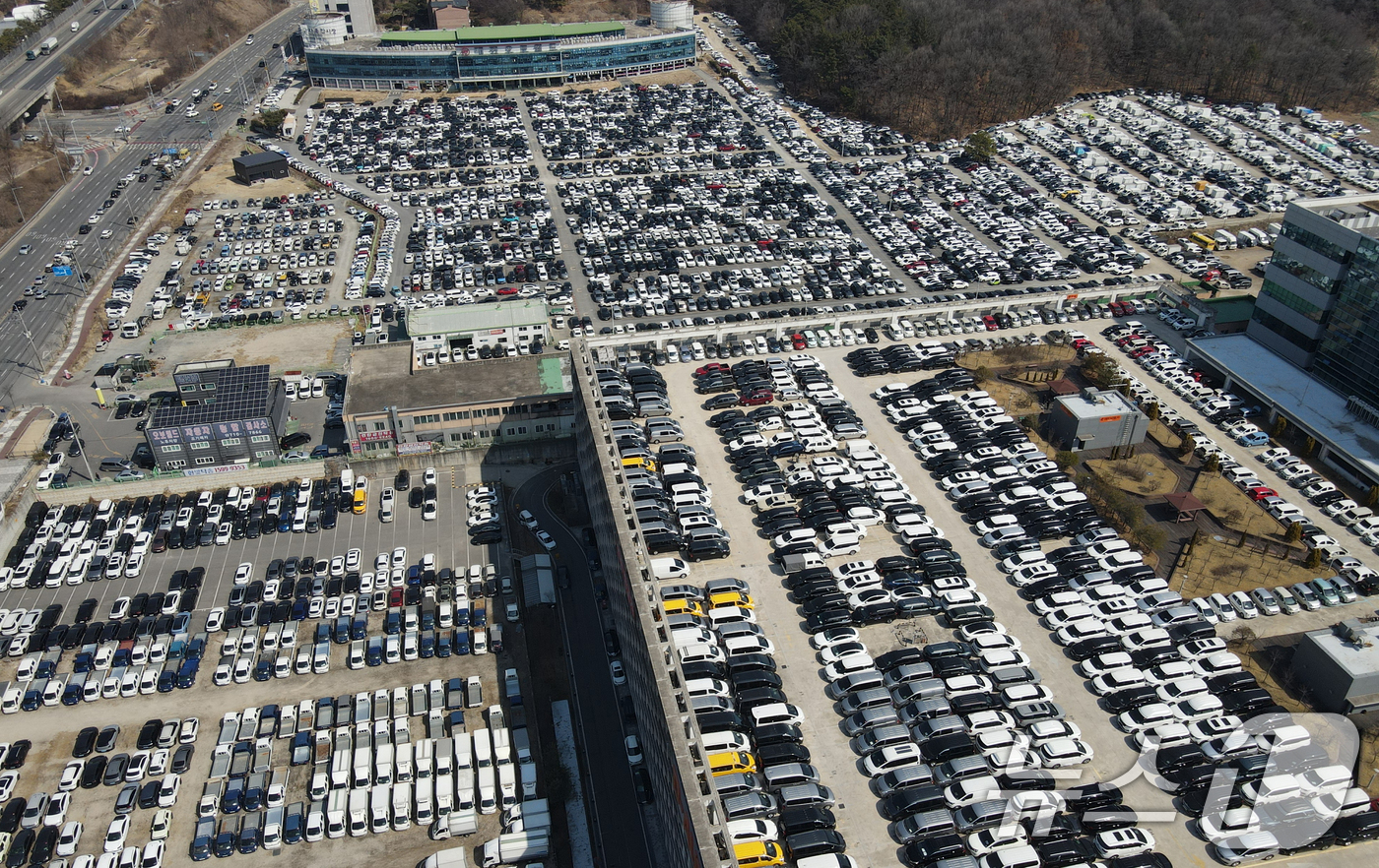 (대전=뉴스1) 김기태 기자 = 중동 전쟁 여파로 국내 휘발유·경유 가격이 연속 상승하며 중고차 시장의 매매가 줄어들고 있는 가운데 13일 대전 중고차 매매단지에 차량이 주차돼 있 …