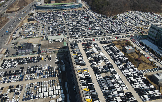 매매단지에 주차된 중고차