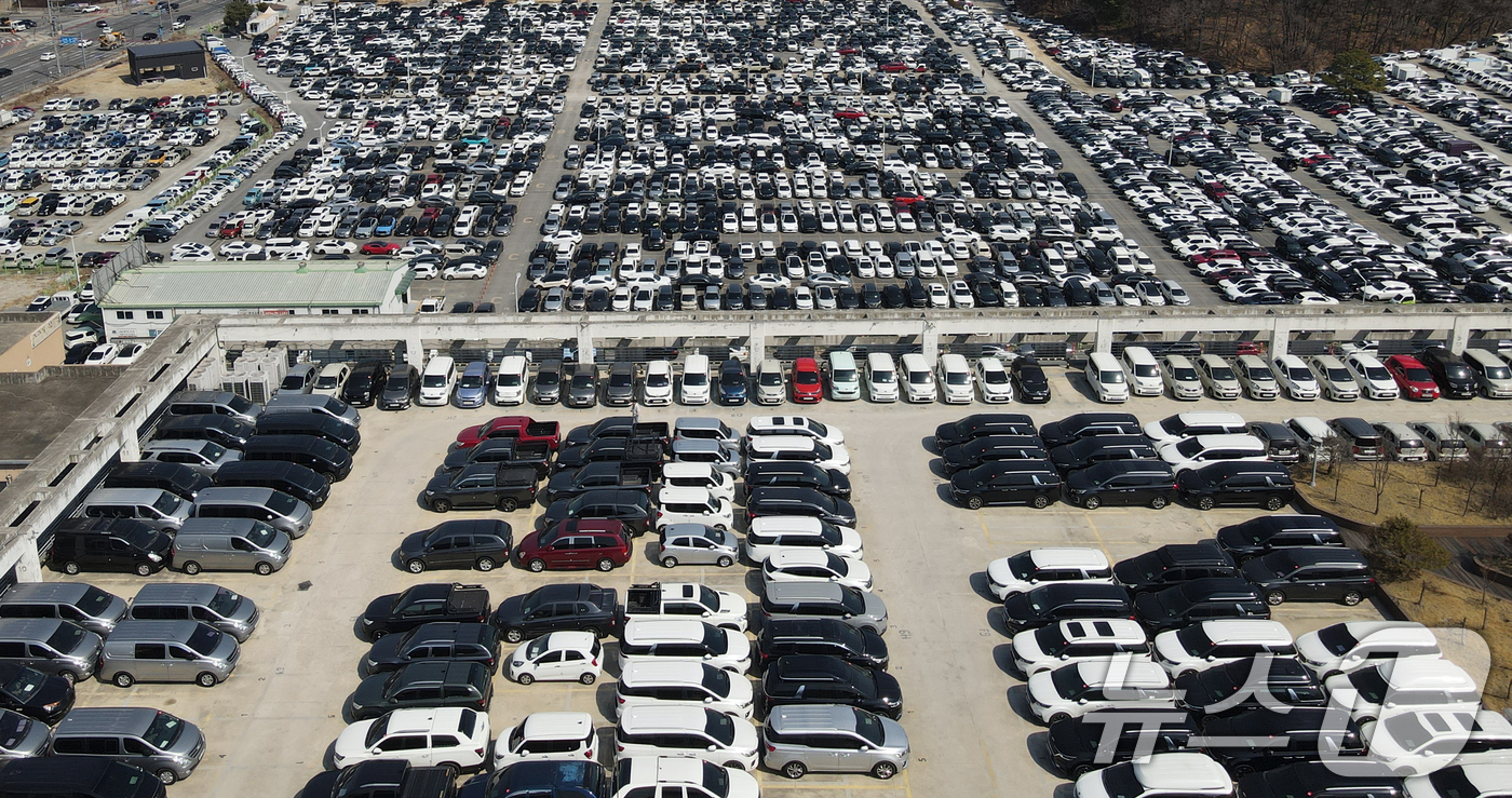 (대전=뉴스1) 김기태 기자 = 중동 전쟁 여파로 국내 휘발유·경유 가격이 연속 상승하며 중고차 시장의 매매가 줄어들고 있는 가운데 13일 대전 중고차 매매단지에 차량이 주차돼 있 …