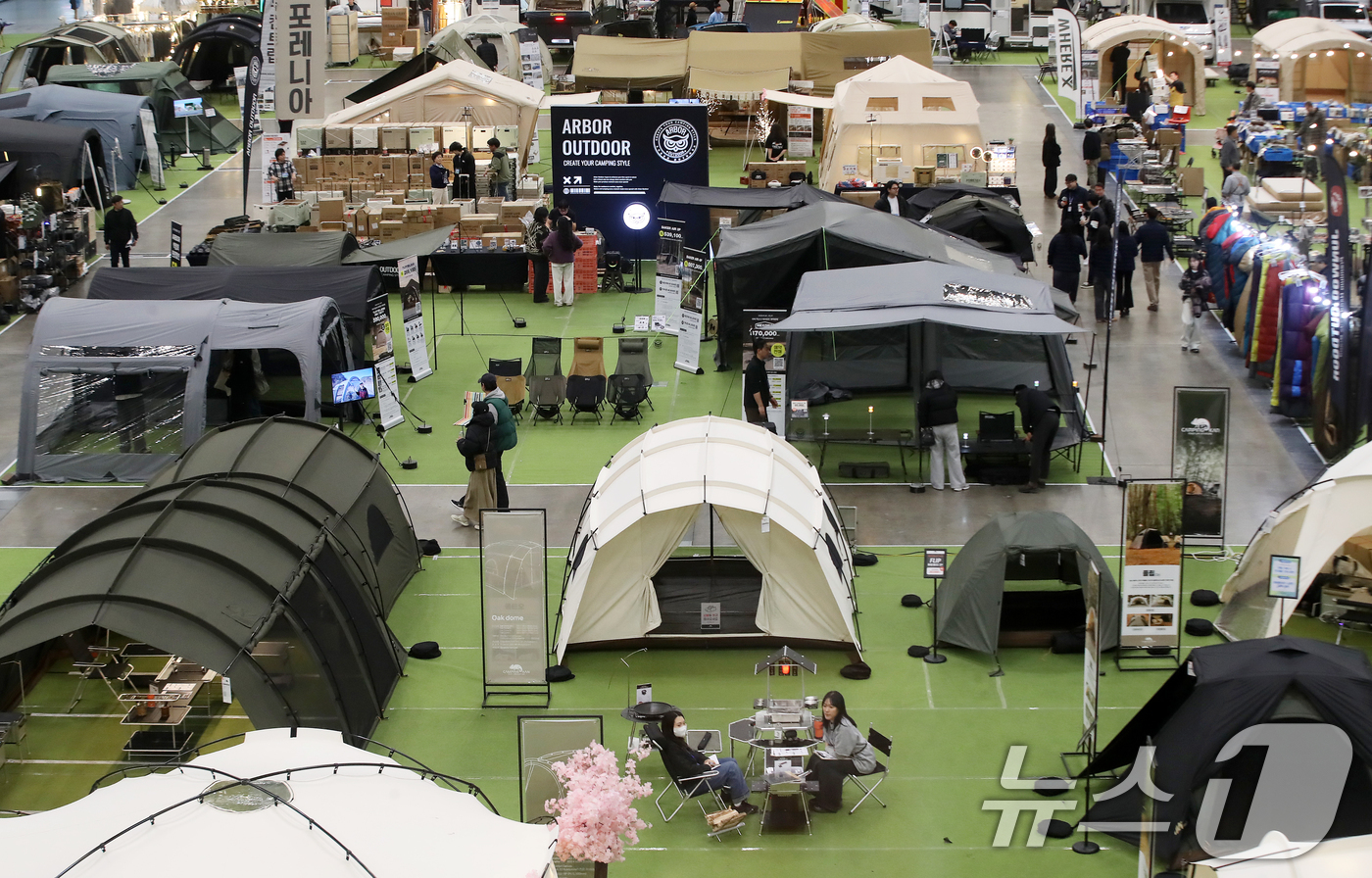 (부산=뉴스1) 윤일지 기자 = 13일 부산 해운대구 벡스코 제1전시장에서 열린 '2026 부산 캠핑·레저차량 박람회'에서 관람객들이 다양한 캠핑 용품을 살펴보고 있다. 2026. …
