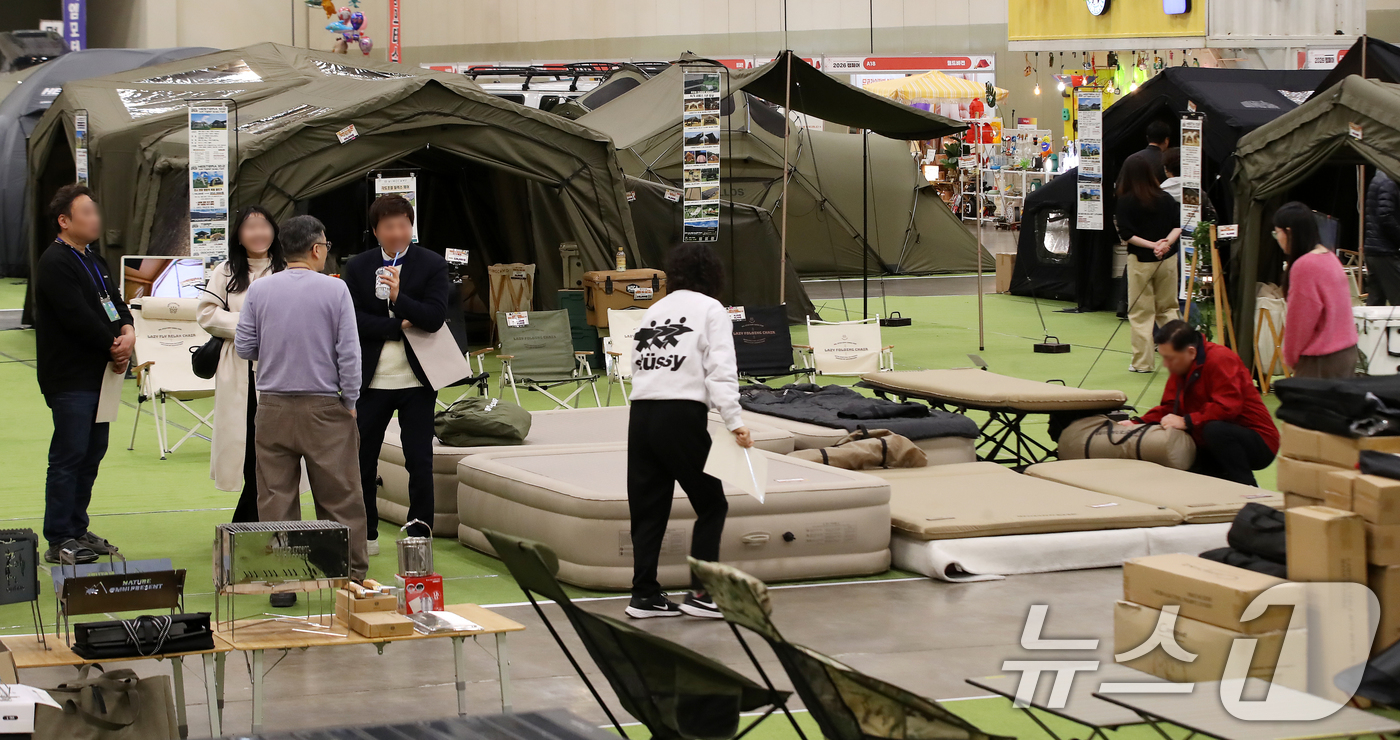 (부산=뉴스1) 윤일지 기자 = 13일 부산 해운대구 벡스코 제1전시장에서 열린 '2026 부산 캠핑·레저차량 박람회'에서 관람객들이 다양한 캠핑 용품을 살펴보고 있다. 2026. …