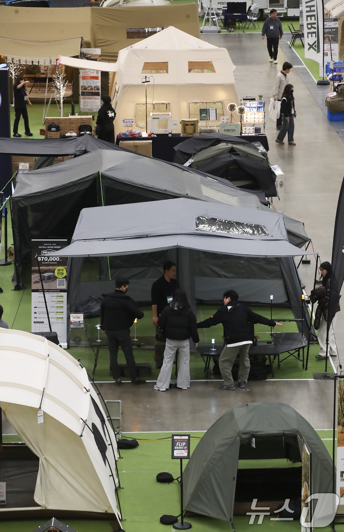 (부산=뉴스1) 윤일지 기자 = 13일 부산 해운대구 벡스코 제1전시장에서 열린 '2026 부산 캠핑·레저차량 박람회'에서 관람객들이 다양한 캠핑 용품을 살펴보고 있다. 2026. …