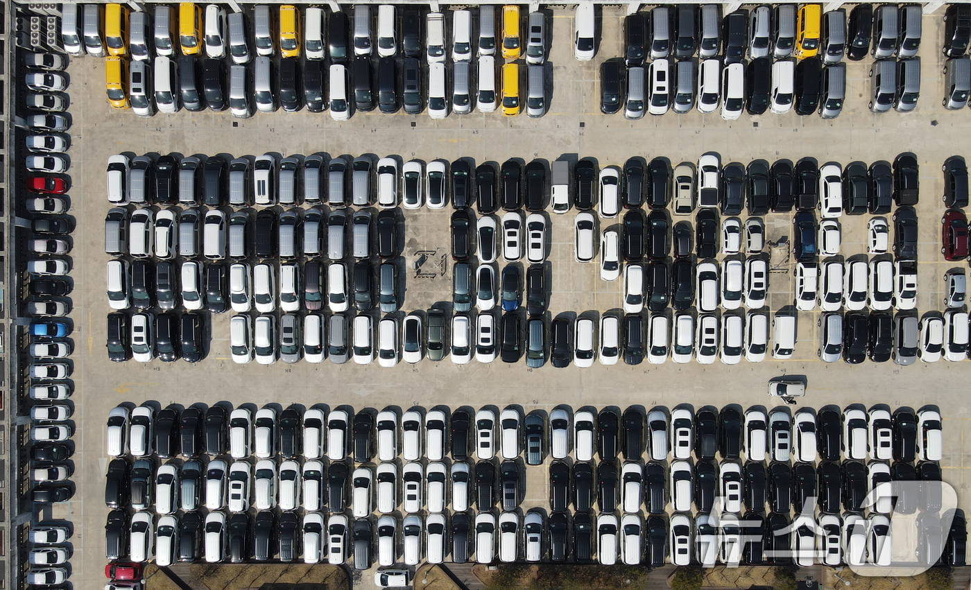 (대전=뉴스1) 김기태 기자 = 중동 전쟁 여파로 국내 휘발유·경유 가격이 연속 상승하며 중고차 시장의 매매가 줄어들고 있는 가운데 13일 대전 중고차 매매단지에 차량이 주차돼 있 …