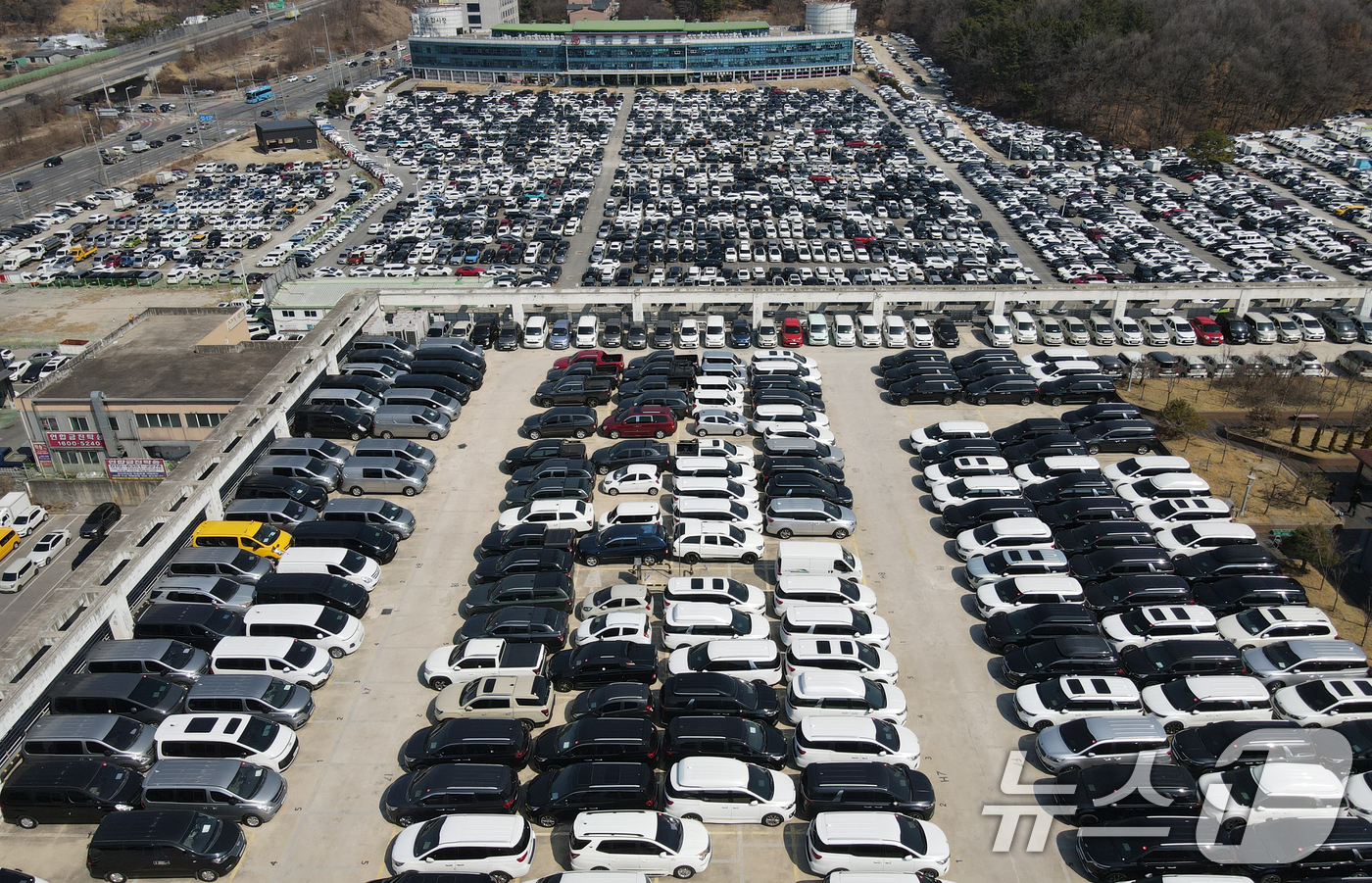 (대전=뉴스1) 김기태 기자 = 중동 전쟁 여파로 국내 휘발유·경유 가격이 연속 상승하며 중고차 시장의 매매가 줄어들고 있는 가운데 13일 대전 중고차 매매단지에 차량이 주차돼 있 …