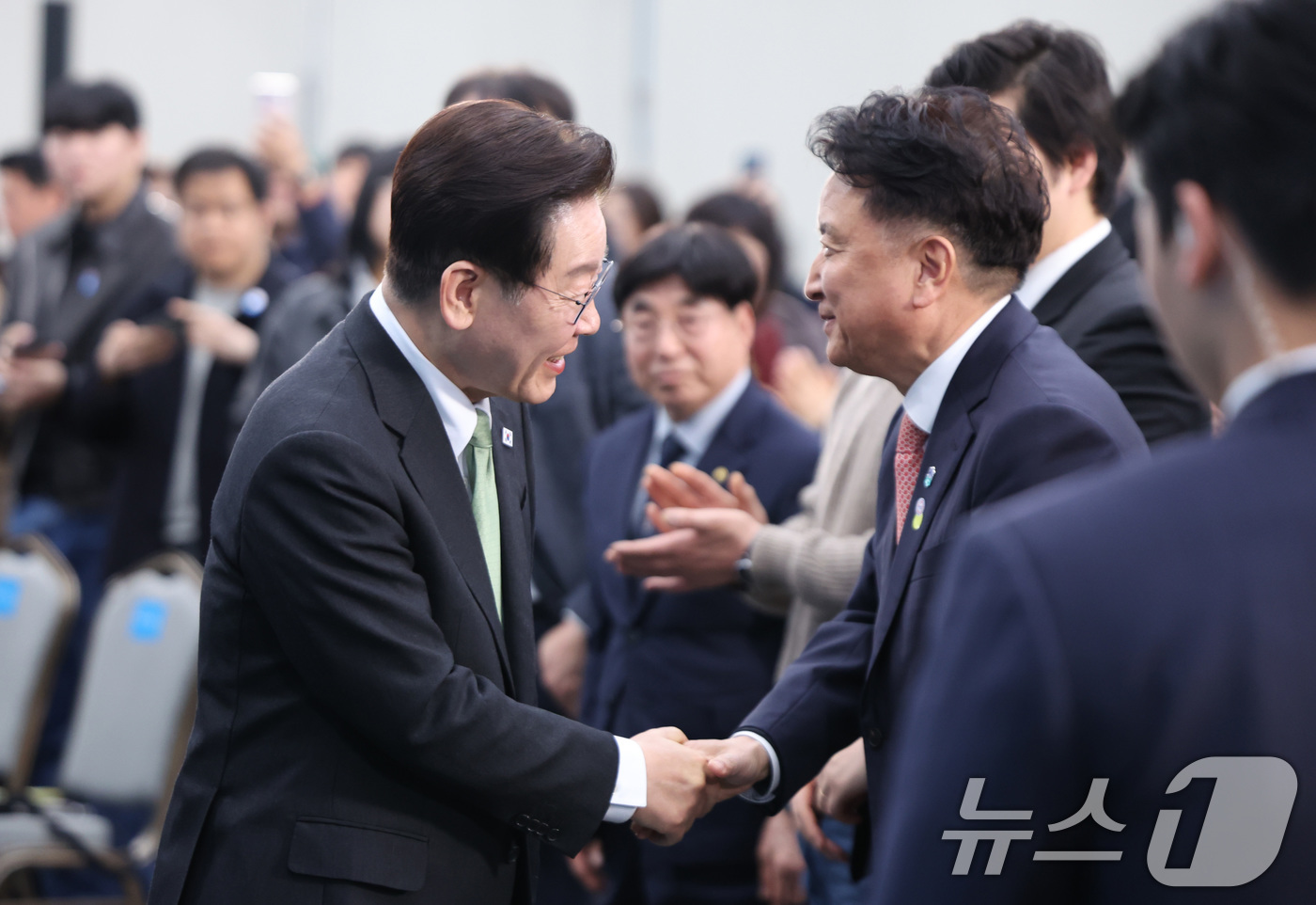 (청주=뉴스1) 허경 기자 = 이재명 대통령이 13일 청주 오스코에서 열린 ’충북의 마음을 듣다’ 타운홀미팅 간담회에서 김영환 충청북도 도지사와 악수를 나누고 있다. 2026.3. …