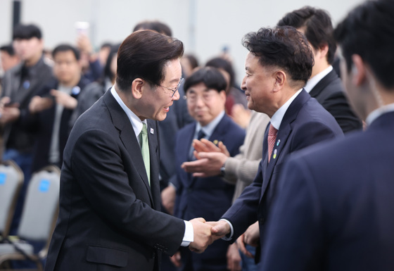 이재명 대통령, 김영환 충북도지사와 악수