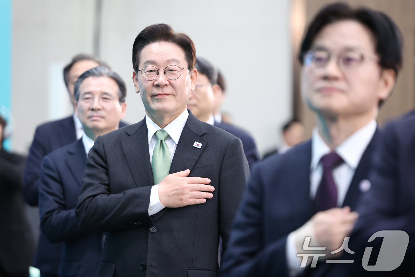 (청주=뉴스1) 허경 기자 = 이재명 대통령이 13일 청주 오스코에서 열린 ’충북의 마음을 듣다’ 타운홀미팅 간담회에서 국민의례를 하고 있다. 2026.3.13/뉴스1