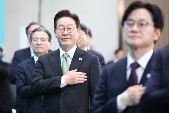 국민의례하는 이재명 대통령