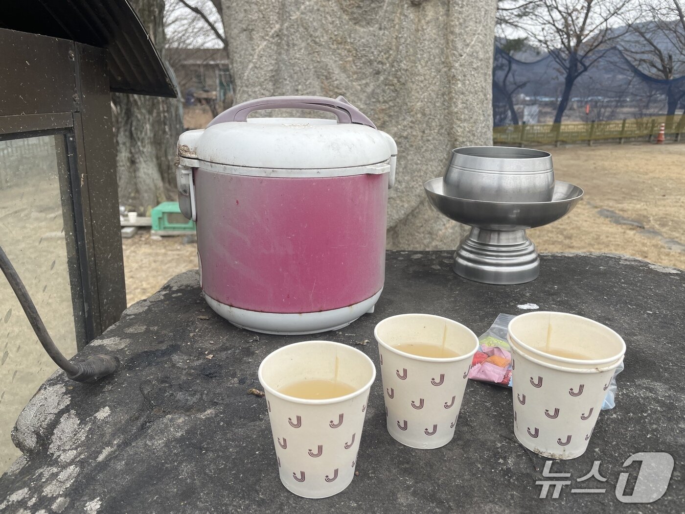 본문 이미지 -  충주 신니면 원평리 미륵불 앞에 놓여진 전기밥솥과 제기.(독자 제공. 재판매 및 DB금지)