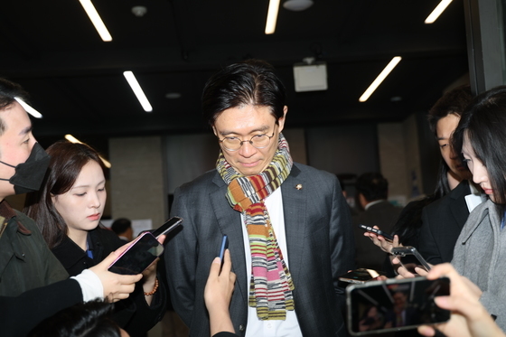 취재진 질문 받는 조정훈