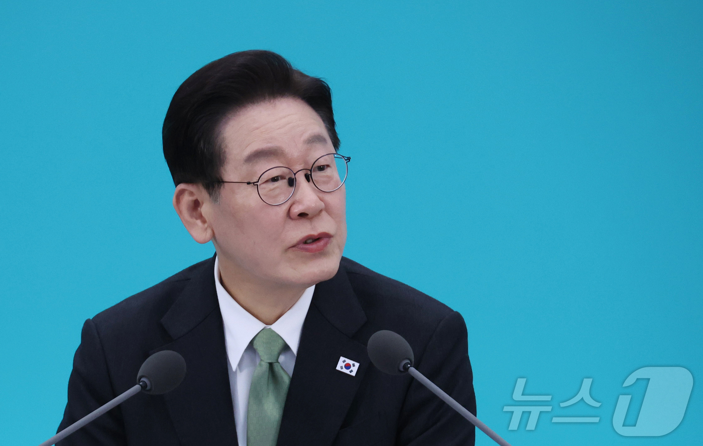 (청주=뉴스1) 허경 기자 = 이재명 대통령이 13일 청주 오스코에서 열린 ’충북의 마음을 듣다’ 타운홀미팅 간담회에서 발언을 하고 있다. 2026.3.13/뉴스1