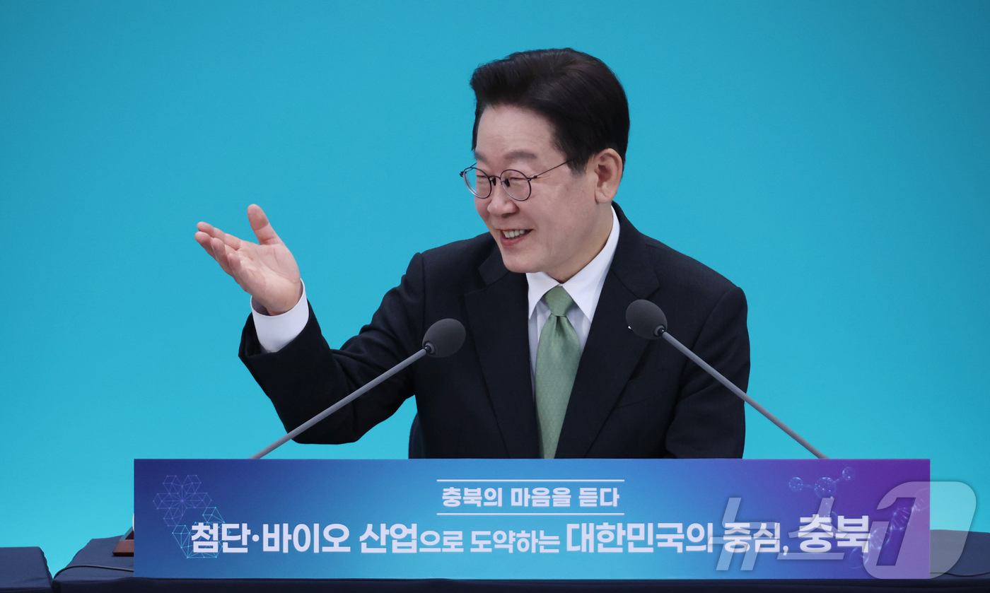 (청주=뉴스1) 허경 기자 = 이재명 대통령이 13일 청주 오스코에서 열린 ’충북의 마음을 듣다’ 타운홀미팅 간담회에서 발언을 하고 있다. 2026.3.13/뉴스1