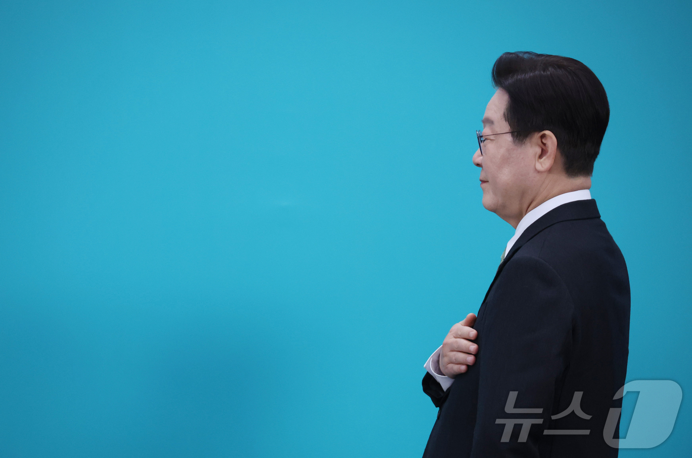 (청주=뉴스1) 허경 기자 = 이재명 대통령이 13일 청주 오스코에서 열린 ’충북의 마음을 듣다’ 타운홀미팅 간담회에서 국민의례를 하고 있다. 2026.3.13/뉴스1