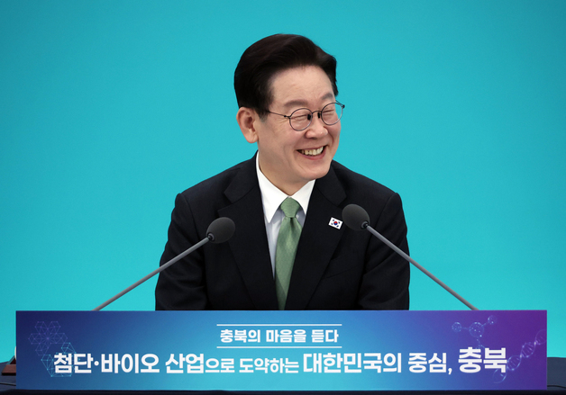 미소짓는 이재명 대통령