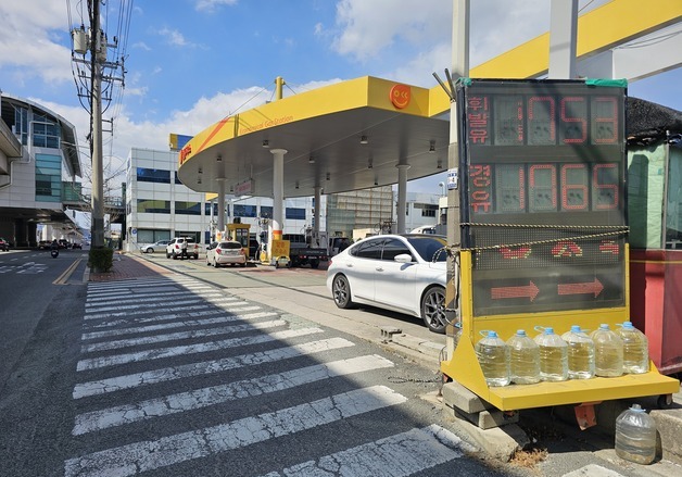 석유 최고가격제 첫날 경남 기름값 소폭 하락…시민들 "체감은 아직"