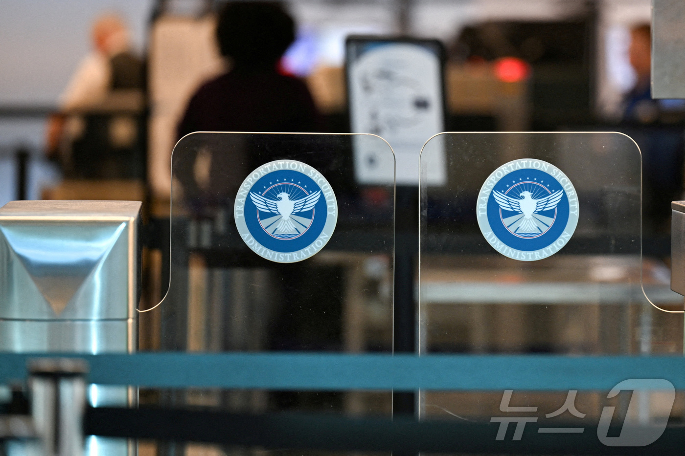(알링턴 로이터=뉴스1) 김경민 기자 = 미국 버지니아주 알링턴에 위치한 로널드 레이건 워싱턴 내셔널 공항의 교통안전청(TSA) 게이트. 2026.2.14ⓒ 로이터=뉴스1
