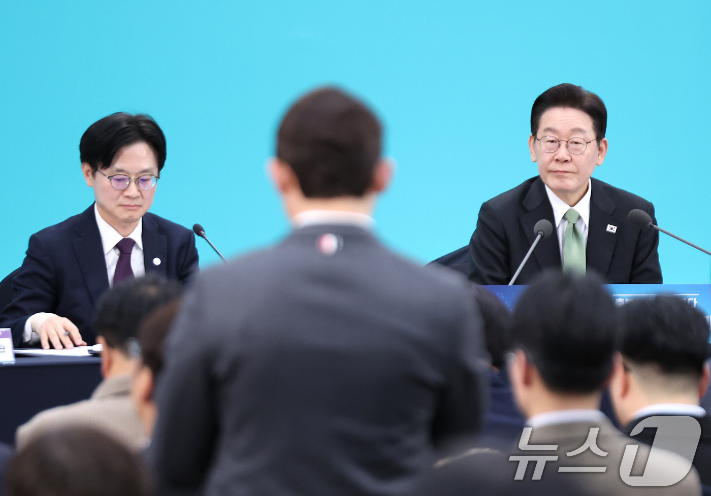 (청주=뉴스1) 허경 기자 = 이재명 대통령이 13일 청주 오스코에서 열린 ’충북의 마음을 듣다’ 타운홀미팅 간담회에서 발언하는 참석자를 바라보고 있다.  2026.3.13/뉴스1 …