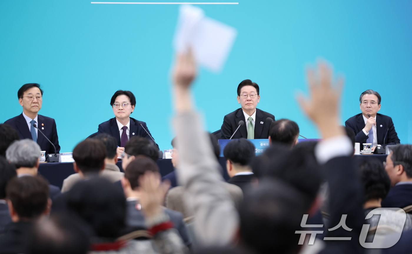 (청주=뉴스1) 허경 기자 = 이재명 대통령이 13일 청주 오스코에서 열린 ’충북의 마음을 듣다’ 타운홀미팅 간담회에서 발언권을 요청하는 참석자들을 바라보고 있다.  2026.3. …