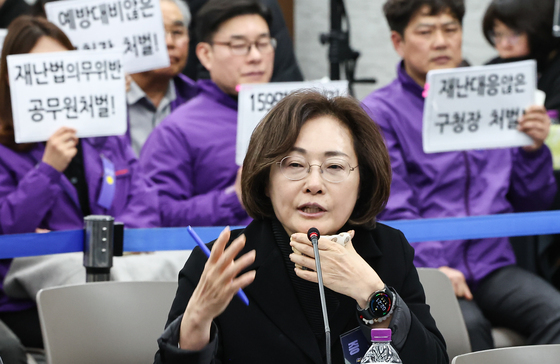 질의에 답하는 박희영 용산구청장