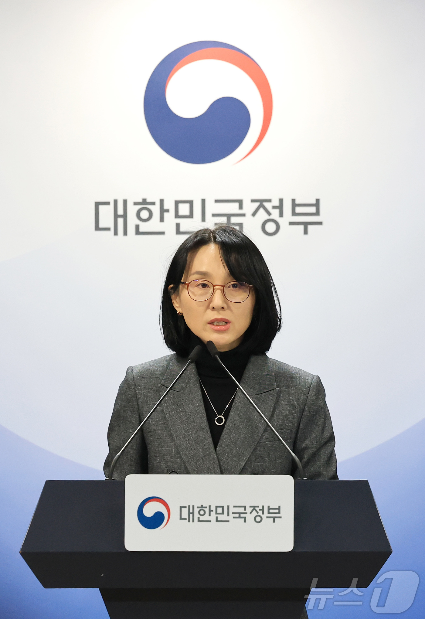 (서울=뉴스1) 임세영 기자 = 정경실 보건복지부 보건의료정책실장이 13일 서울 종로구 정부서울청사에서 공중보건의사 감소 대비 지역의료 대책 관련 브리핑을 하고 있다. 2026.3 …