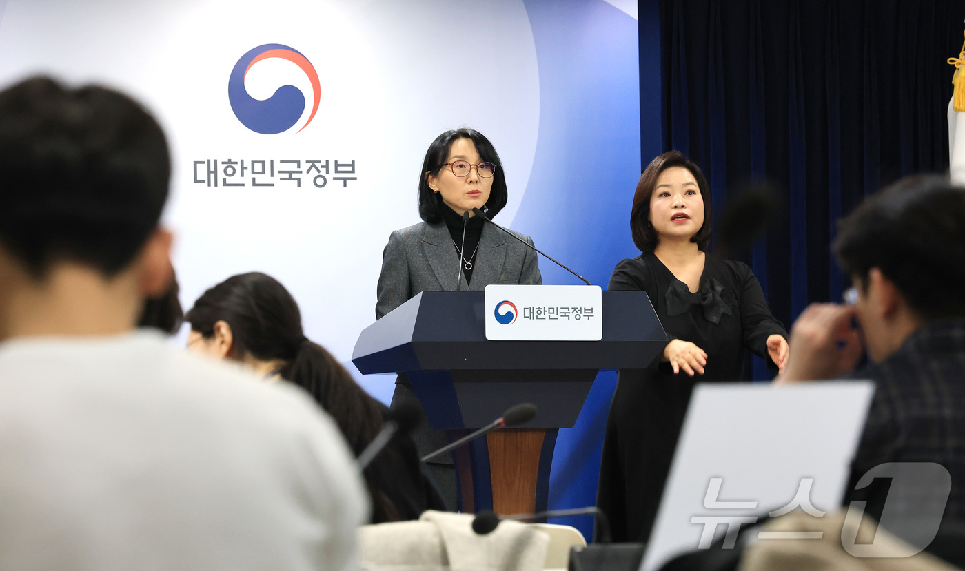 (서울=뉴스1) 임세영 기자 = 정경실 보건복지부 보건의료정책실장이 13일 서울 종로구 정부서울청사에서 공중보건의사 감소 대비 지역의료 대책 관련 브리핑을 하고 있다. 2026.3 …