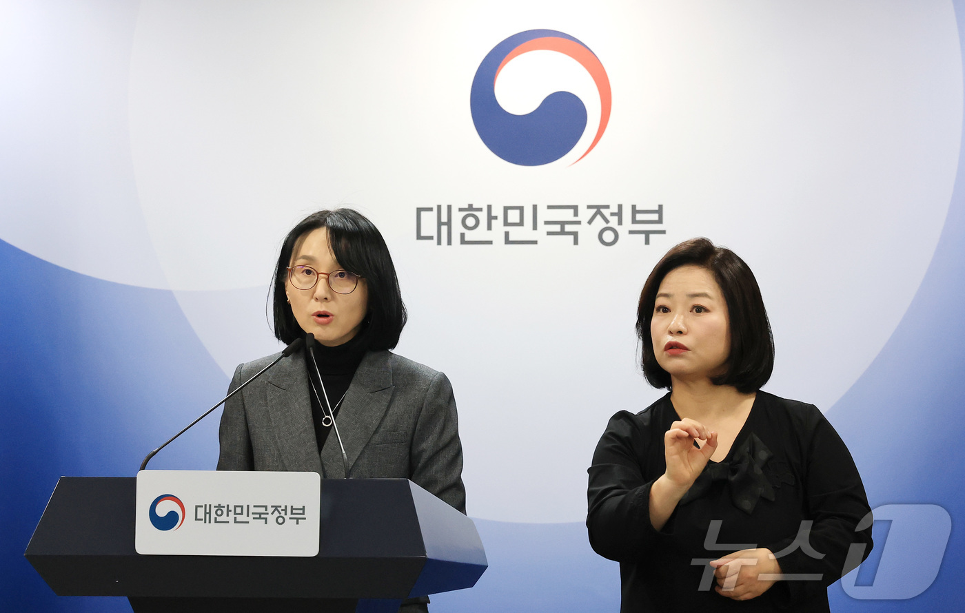 (서울=뉴스1) 임세영 기자 = 정경실 보건복지부 보건의료정책실장이 13일 서울 종로구 정부서울청사에서 공중보건의사 감소 대비 지역의료 대책 관련 브리핑을 하고 있다. 2026.3 …