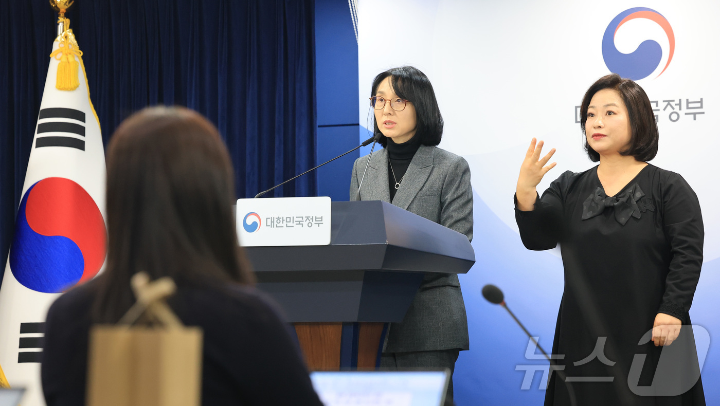 (서울=뉴스1) 임세영 기자 = 정경실 보건복지부 보건의료정책실장이 13일 서울 종로구 정부서울청사에서 공중보건의사 감소 대비 지역의료 대책 관련 브리핑을 하고 있다. 2026.3 …