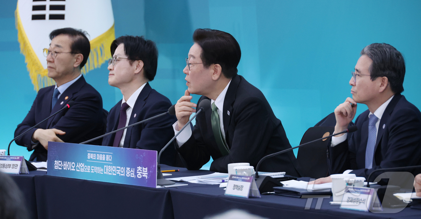 (청주=뉴스1) 허경 기자 = 이재명 대통령이 13일 청주 오스코에서 열린 ’충북의 마음을 듣다’ 타운홀미팅 간담회에서 참석자 발언을 듣고 있다, 2026.3.13/뉴스1