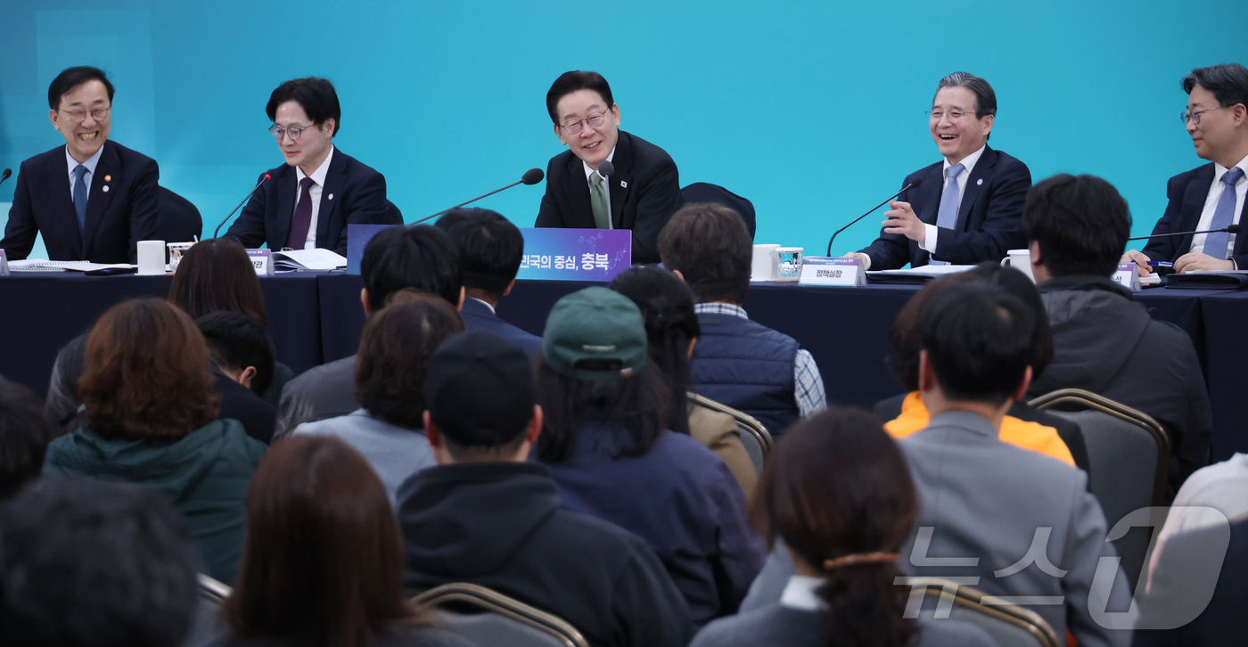 (청주=뉴스1) 허경 기자 = 이재명 대통령이 13일 청주 오스코에서 열린 ’충북의 마음을 듣다’ 타운홀미팅 간담회에서 발언을 하고 있다. 2026.3.13/뉴스1