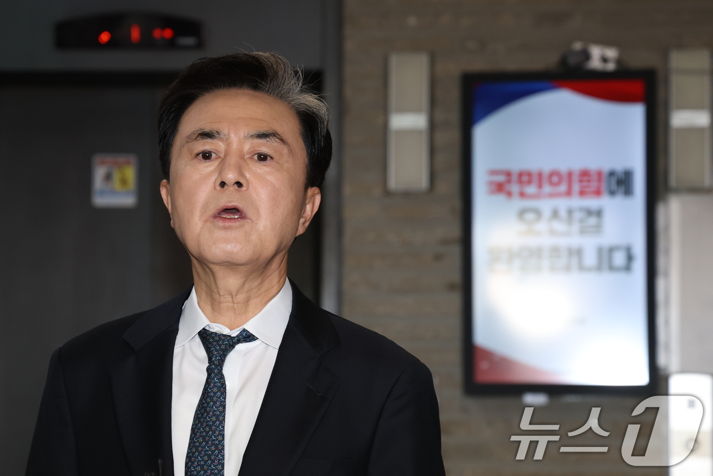 (서울=뉴스1) 이승배 기자 = 김태흠 충남지사가 13일 서울 여의도 국민의힘 중앙당사에서 열린 공천 면접심사를 마치고 취재진의 질의에 답변하고 있다.  2026.3.13/뉴스1