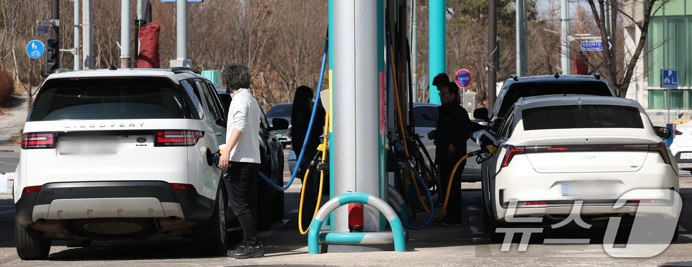 본문 이미지 - 석유 제품에 대한 가격 상한제(최고가격제) 시행 첫날인 13일 경기 화성시 동탄구의 한 주유소가 주유 차량으로 붐비고 있다. 2026.3.13 ⓒ 뉴스1 김영운 기자