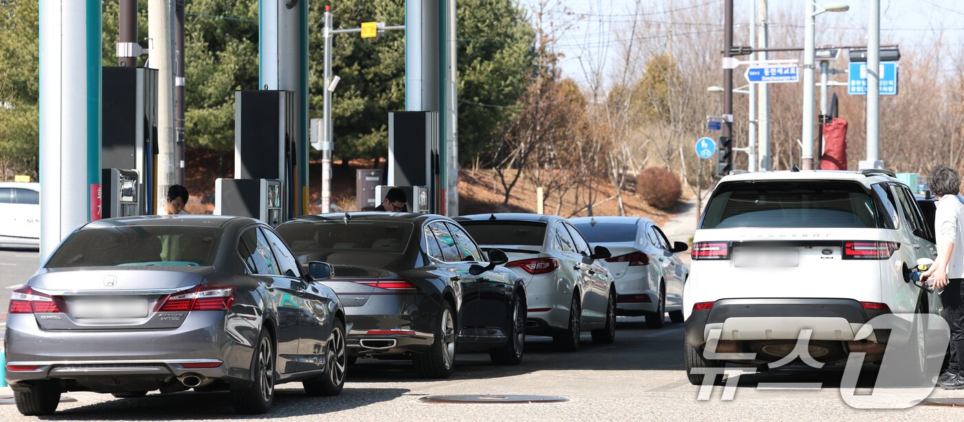 본문 이미지 - 석유 제품에 대한 가격 상한제(최고가격제) 시행 첫날인 13일 경기 화성시 동탄구의 한 주유소가 주유 차량으로 붐비고 있다. 2026.3.13 ⓒ 뉴스1 김영운 기자
