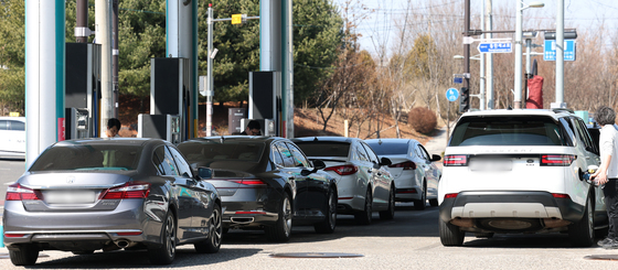 최고가격제 이튿날…휘발유 1851.85원 12원 ↓·경유 1856.09원 16원 ↓