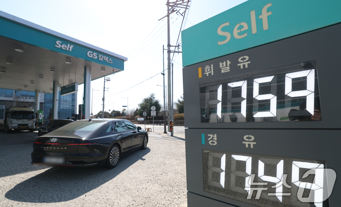 (화성=뉴스1) 김영운 기자 = 석유 제품에 대한 가격 상한제(최고가격제) 시행 첫날인 13일 경기 화성시 동탄구의 한 주유소에 유류 가격이 표시돼 있다.정부는 이날 0시부터 정유 …