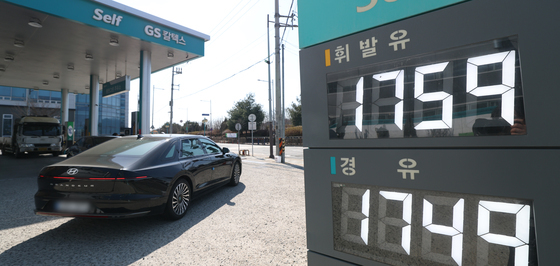 석유 최고가격제 첫날…전국 주유소 44% 휘발유·경유 가격 내렸다