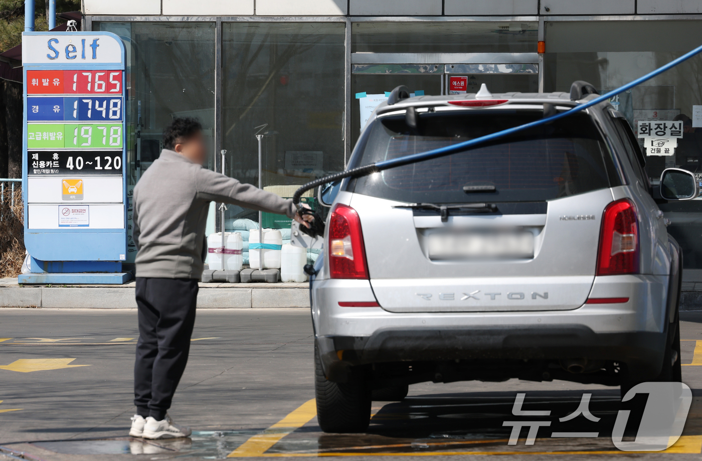 (수원=뉴스1) 김영운 기자 = 석유 제품에 대한 가격 상한제(최고가격제) 시행 첫날인 13일 경기 수원시 장안구의 한 주유소에서 시민들이 주유를 하고 있다.정부는 이날 0시부터 …