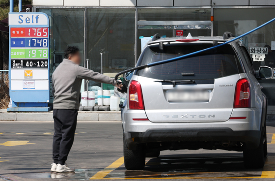 최고가격제 첫날 휘발유 26원·경유 34원 내려…1800원대 안착(종합)
